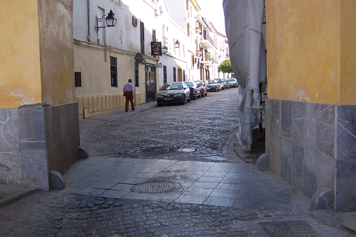 Fotografía calle Caballerizas Reales. Orientación este. Bajo el arco.