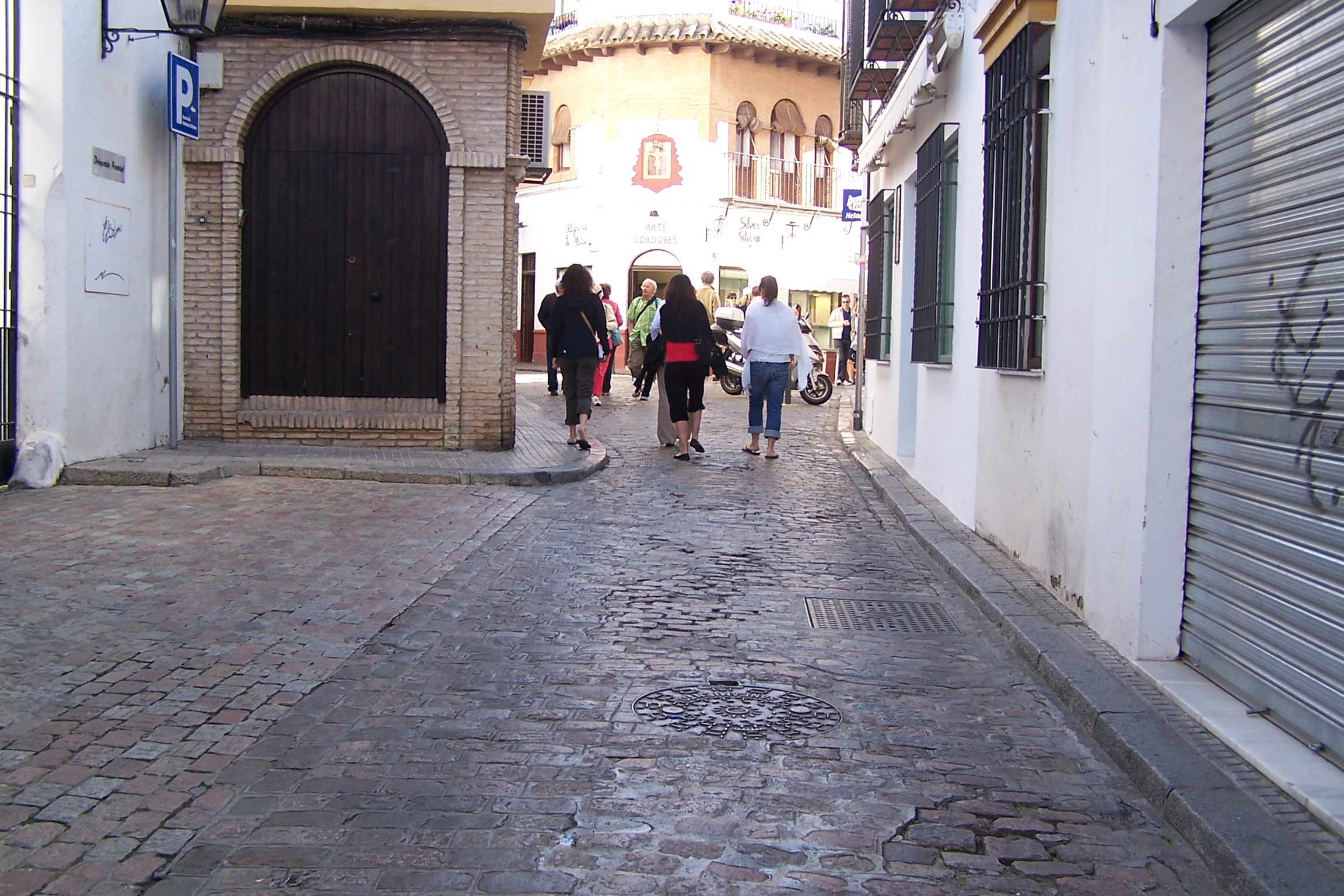 de losas de hormigón rugosas. Calzada de adoquines lisos.