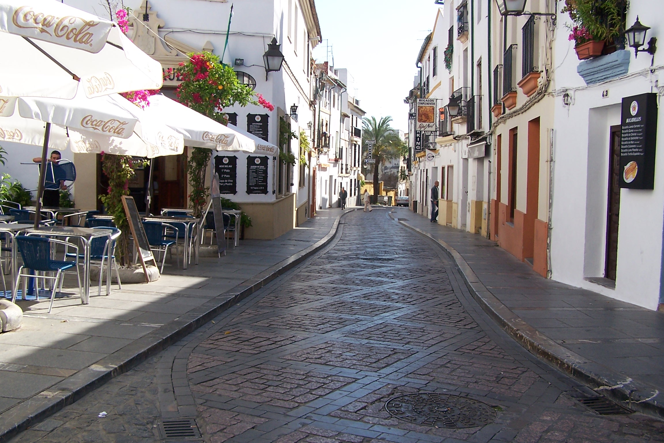 Fotografía calle Cardenal González. Orientación este.