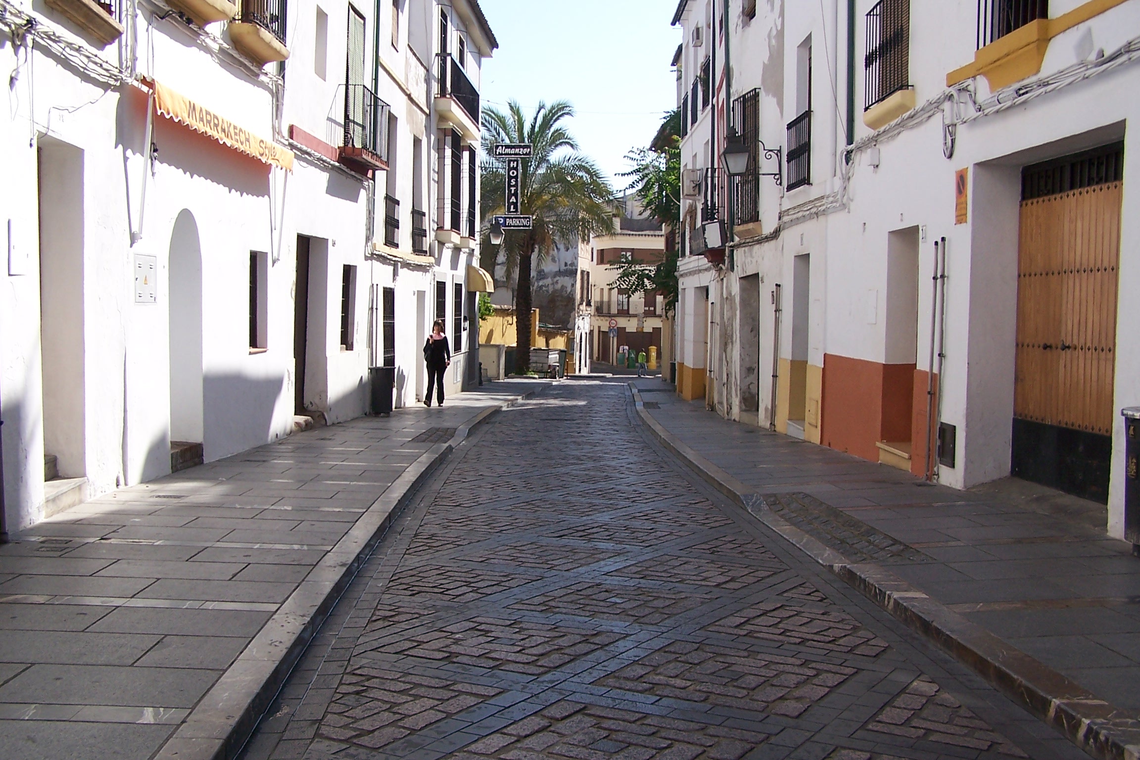 Fotografía calle Cardenal González. Orientación este.