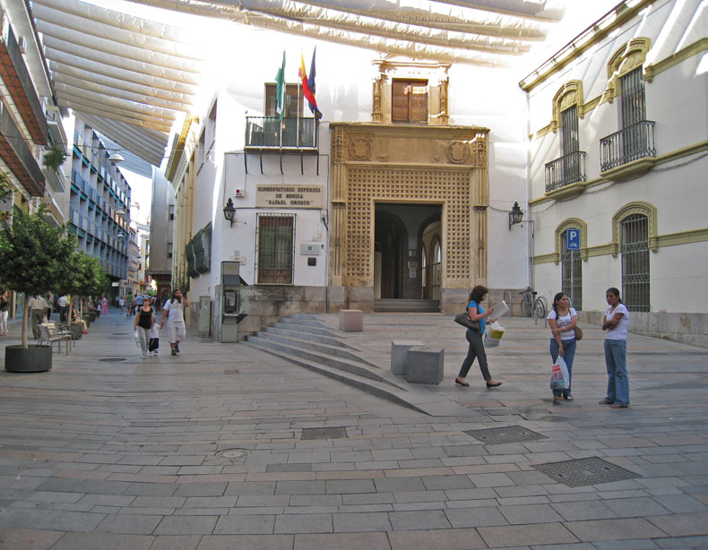 Fotografía Calle Ángel de Saavedra. Orientación norte. Conservatorio Superior de Música.