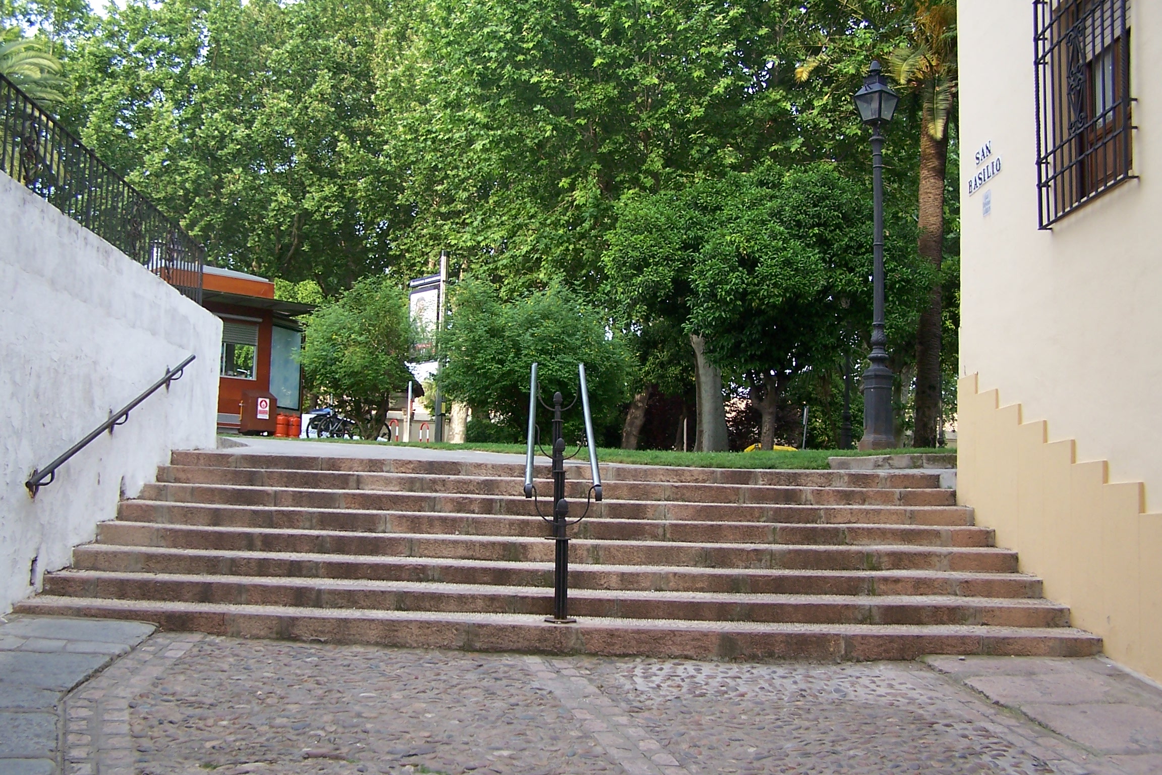 Fotografía escalera calle San Basilio. Unión plaza Campo Santo de los Mártires.