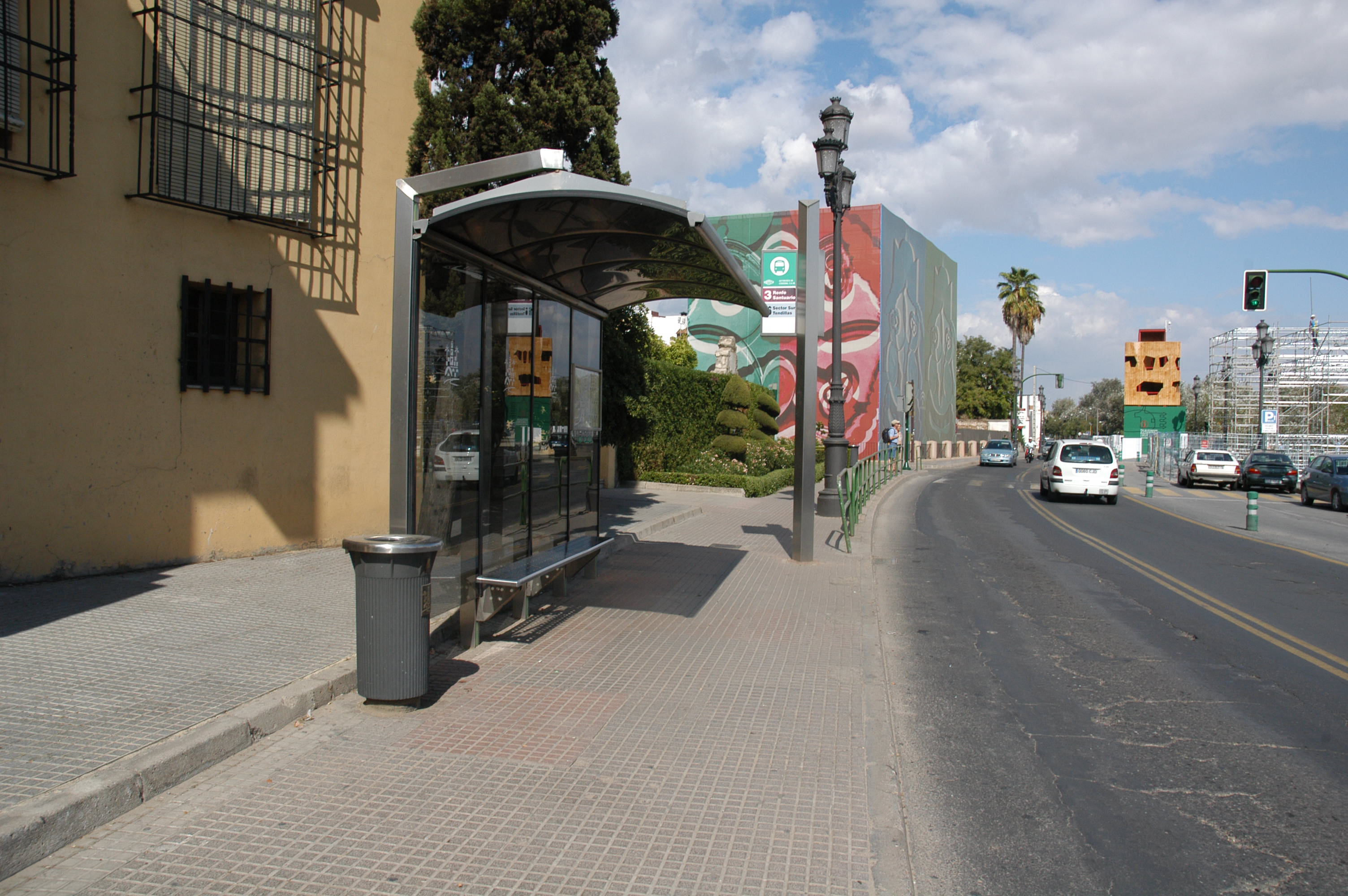 Parada de Autobús. Vista de la acera.