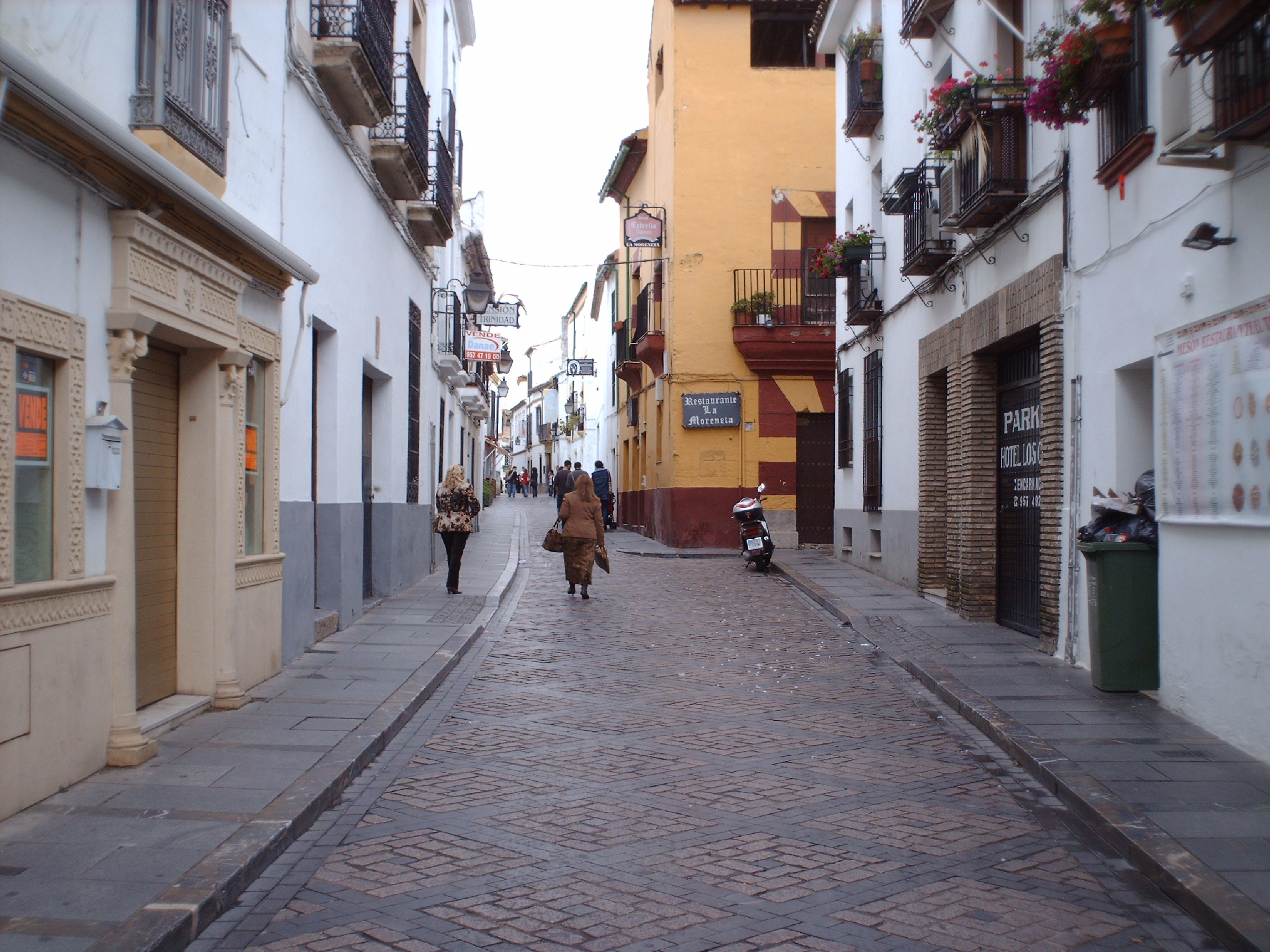 Fotografía calle Cardenal González. Orientación este.