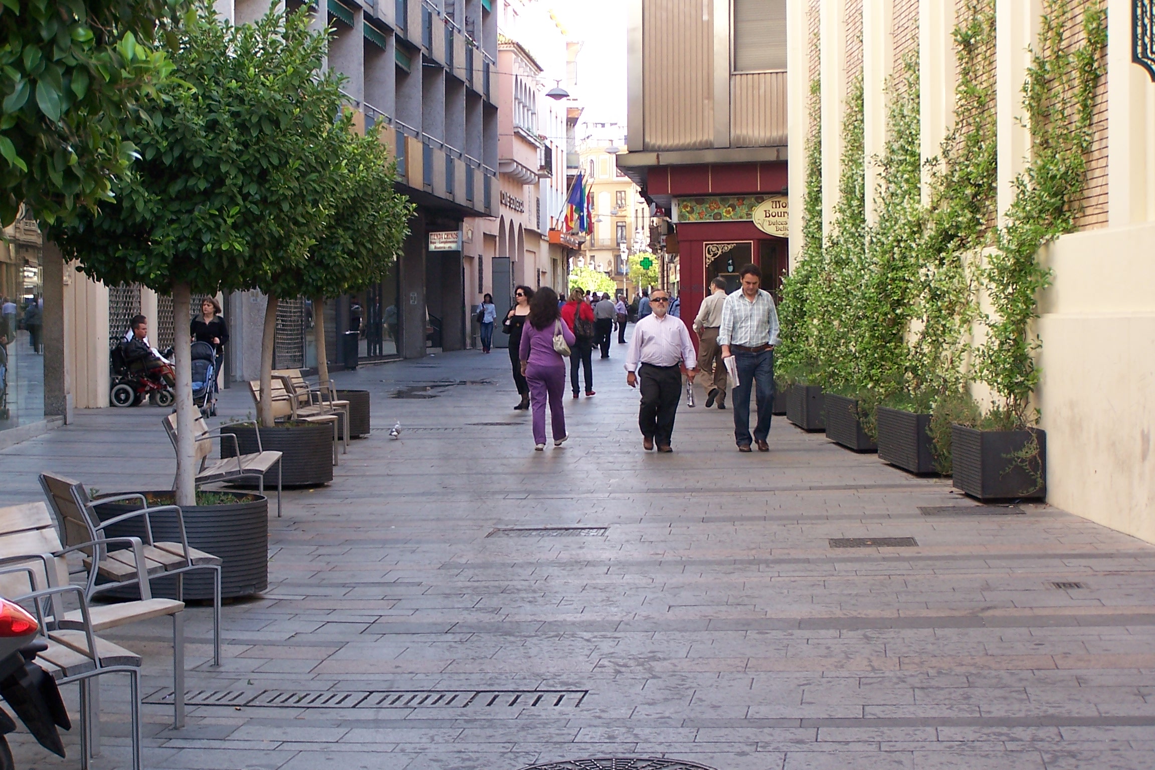 Fotografía calle Jesús y María. Orientación norte desde intersección calle ángel de Saavedra.