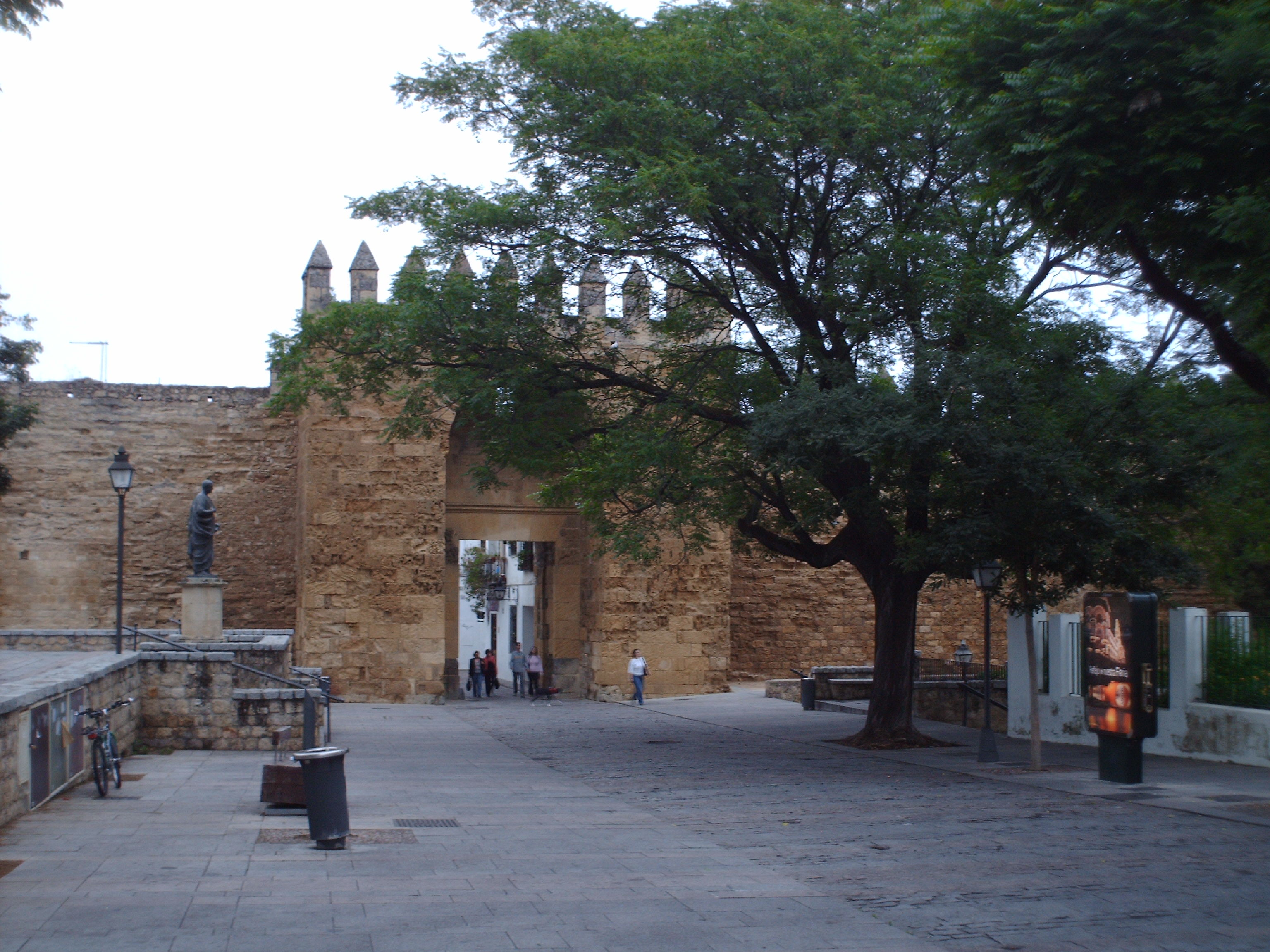 Fotografía calle puerta de Almodovar. Orientación este.