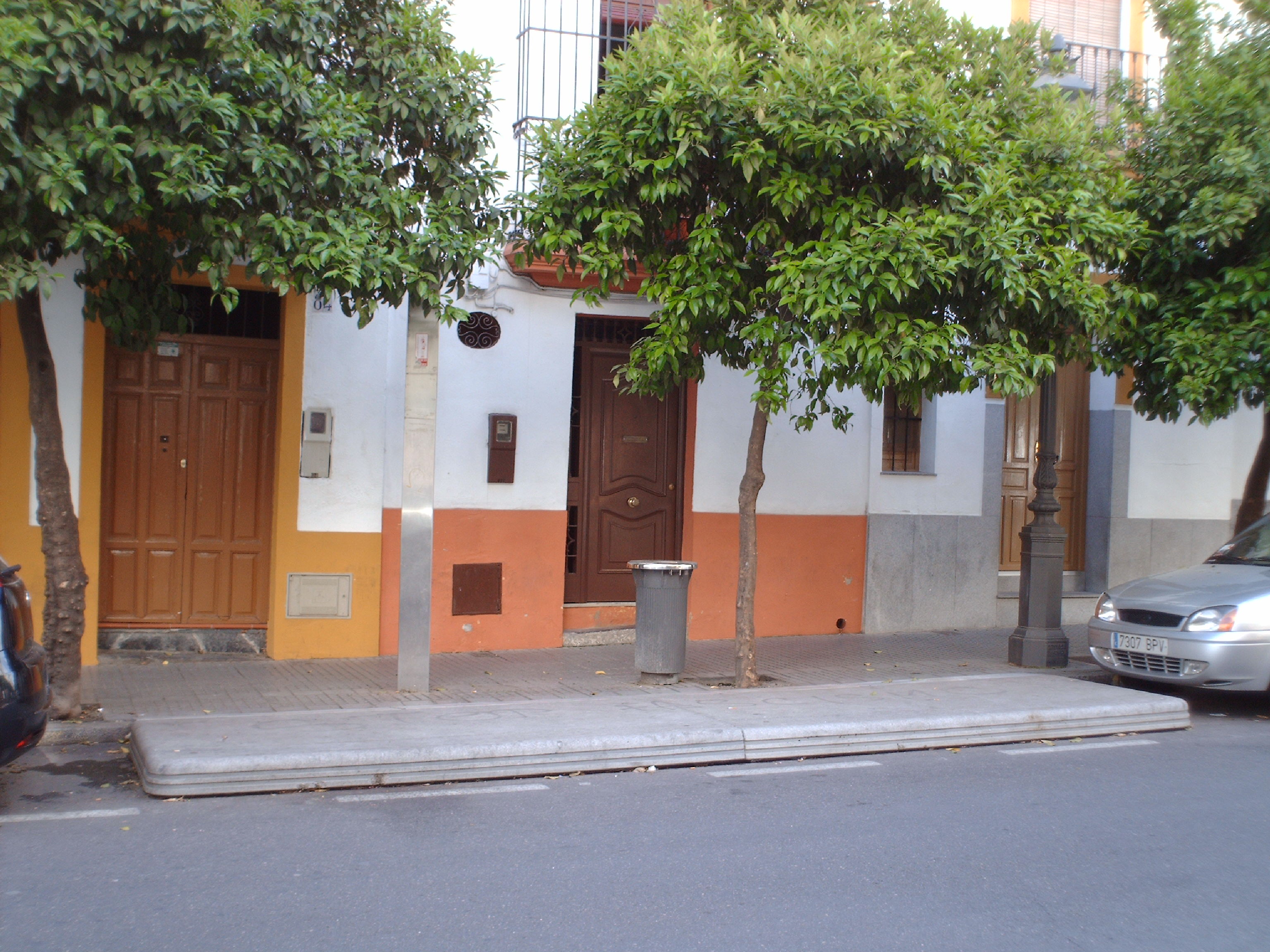 Parada de autobús. Vista desde la calzada.