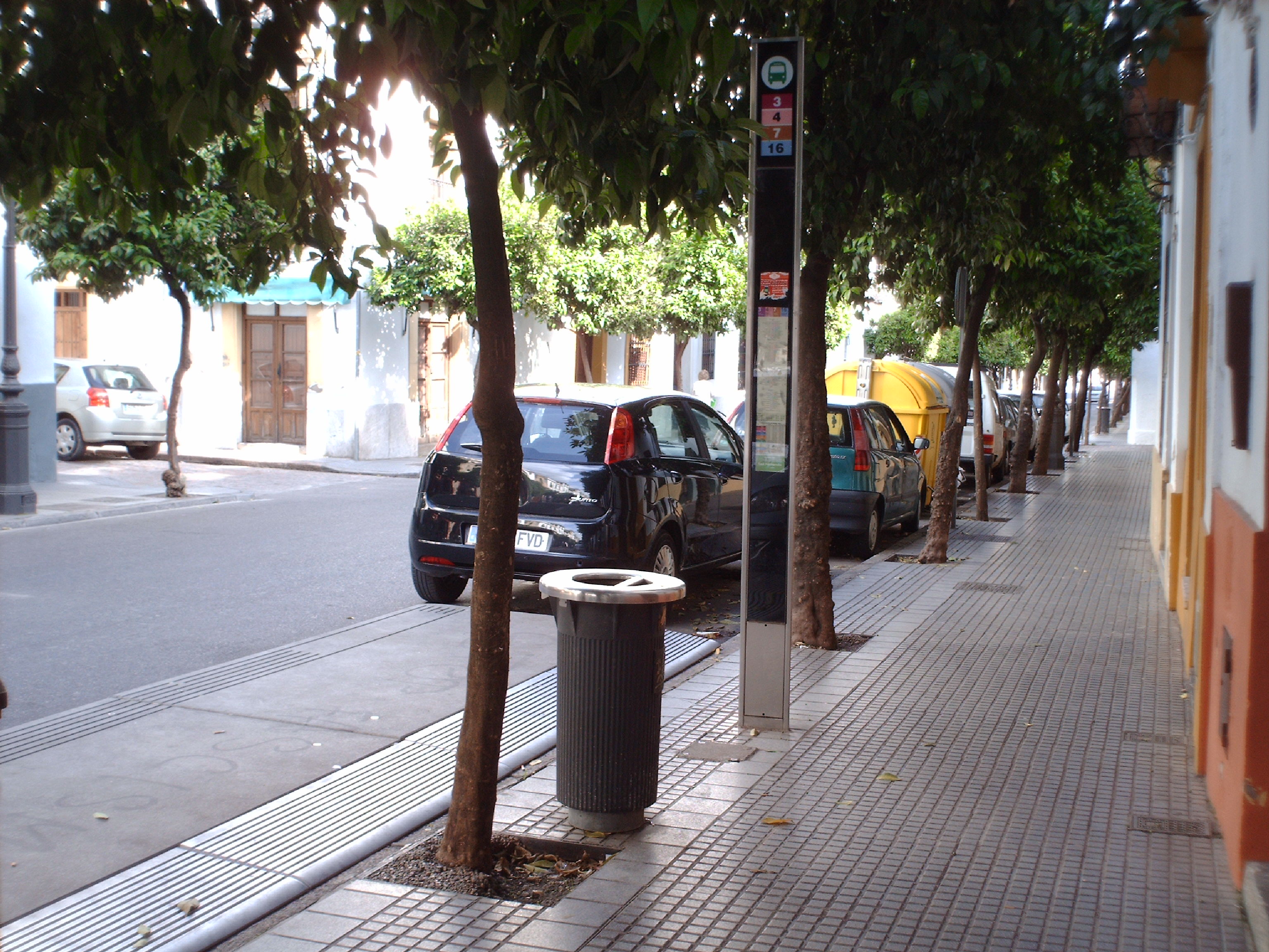 Parada de Autobús. Vista desde la acera.